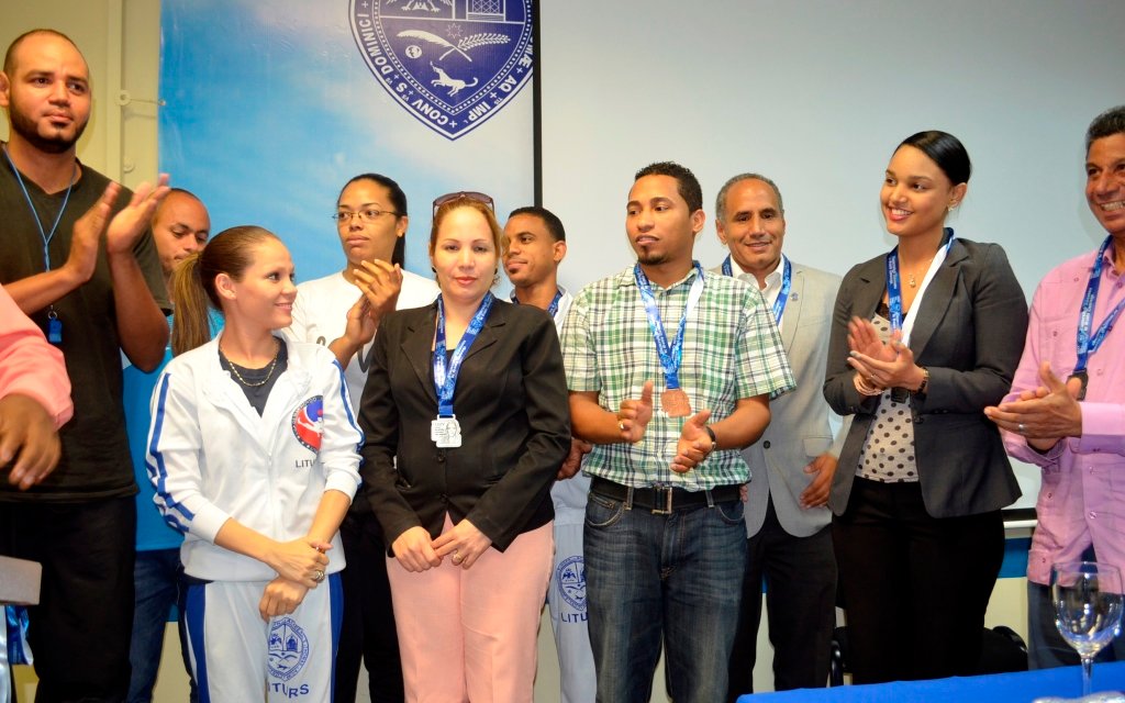 ADMINISTRATIVOS RECIBEN RECONOCIMIENTOS